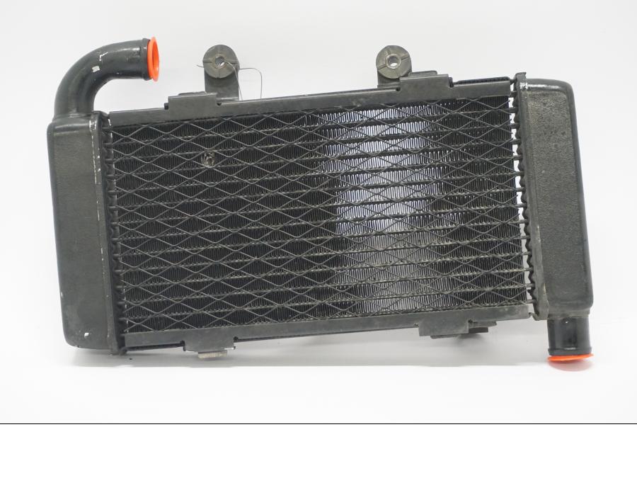 Framsidan på Vattenkyl från en Honda VTR 1000 F -2005 motorcykel.