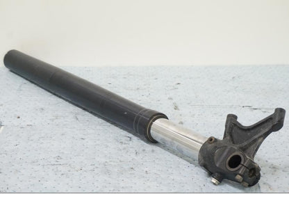 Snett uppifrån på Gaffelben från en KTM 690 Duke -2008 motorcykel.