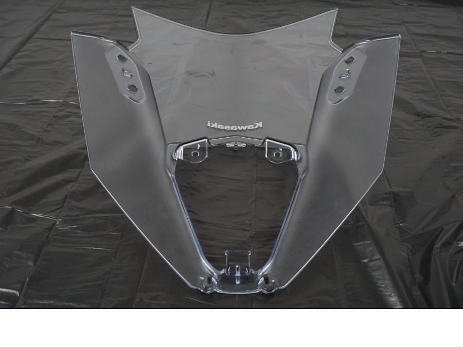Snett nerifrån på Vindruta från en Kawasaki Ninja 650 -2022 motorcykel.