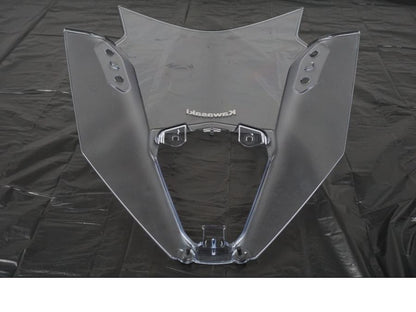 Snett nerifrån på Vindruta från en Kawasaki Ninja 650 -2022 motorcykel.