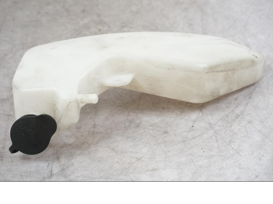 Höger sida på Vattenexpansionskärl från en Buell 1125 R -2008 motorcykel.