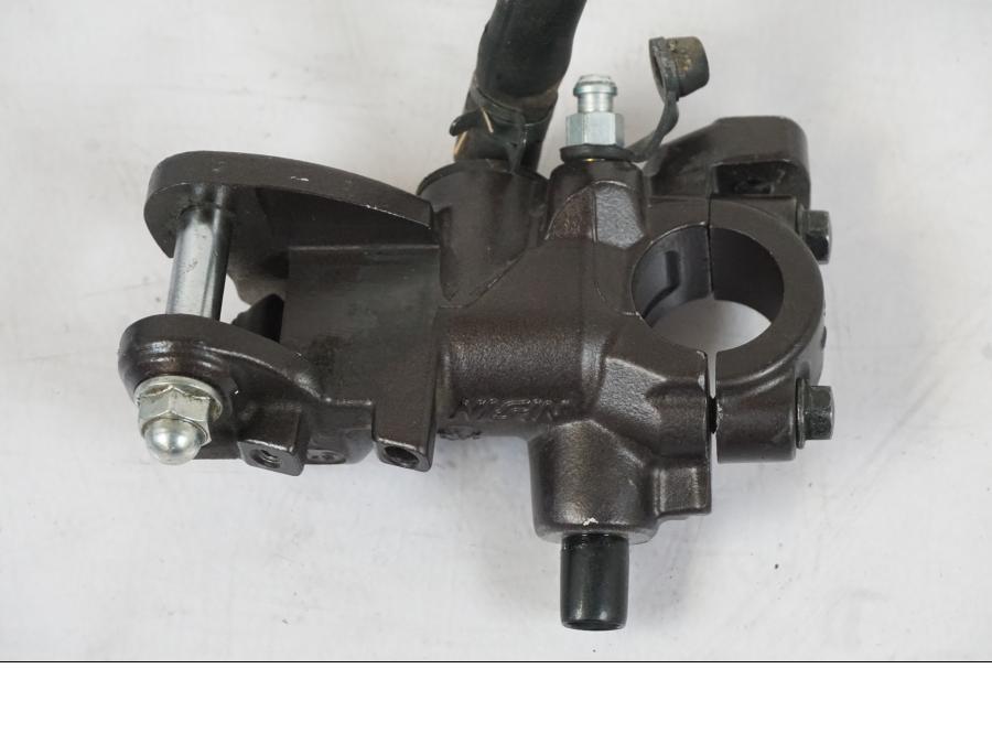 Baksidan på Bromshuvudcylinder från en Honda CBR 1000 RR -2007 motorcykel.