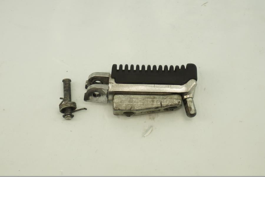 Framsidan på Fotpinne från en Suzuki GSX 1300 R -2003 motorcykel.