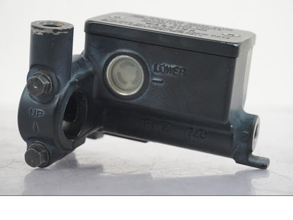 Höger sida på Kopplingshuvudcylinder från en Suzuki GSF 1250 -2010 motorcykel.