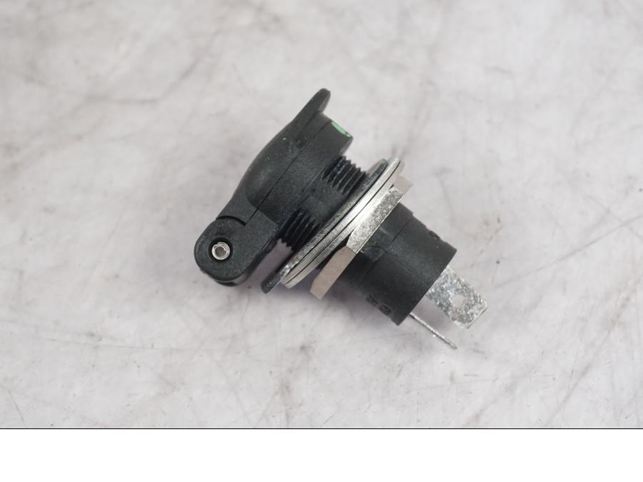 Framsidan på El uttag 12 V från en Ducati Multistrada V4 -2024 motorcykel.