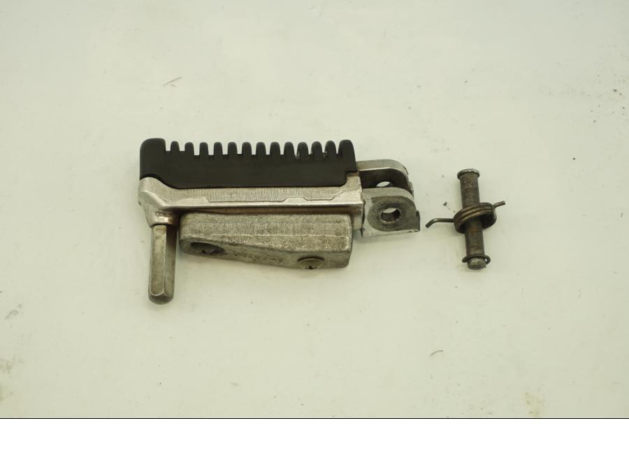 Framsidan på Fotpinne från en Suzuki GSX 1300 R -2003 motorcykel.