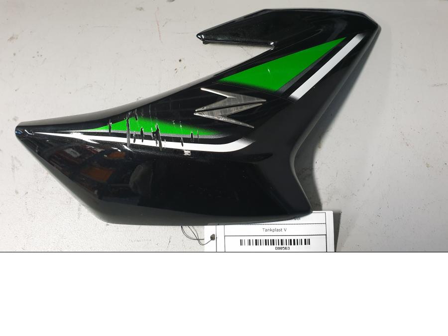 Vänster sida på Bensintankskåpa från en Kawasaki Z 900 -2017 motorcykel.