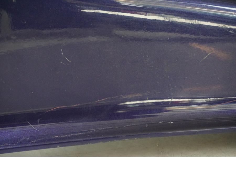 Höger sida på <p>Bakvinge höger från Kawasaki ZZR 1100 1991.</p>

<p>Lagad och omlackad i original kulör.</p>

<p>Sprickor, slitage av lack samt ytliga repor se bilder.</p> motorcykel.