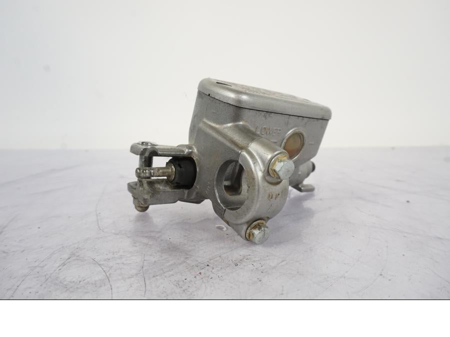 Framsidan på Kopplingshuvudcylinder från en Honda VFR 750 -1994 motorcykel.