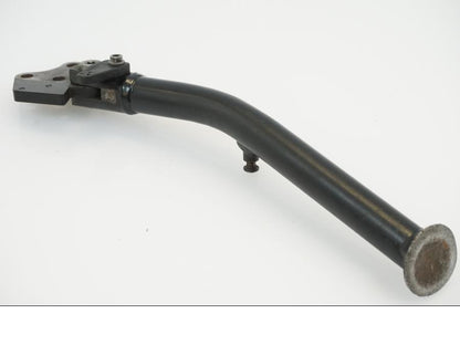 Snett uppifrån på Sidostöd från en KTM 690 Duke -2012 motorcykel.