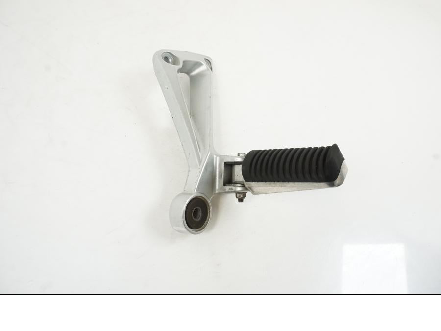 Framsidan på Fotpinnefäste från en Yamaha BT 1100 -2003 motorcykel.