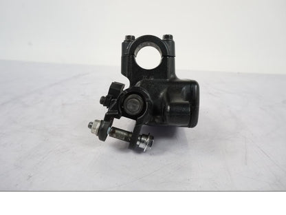 Snett nerifrån på Bromshuvudcylinder från en Honda CRF 1000 Africa Twin -2016 motorcykel.