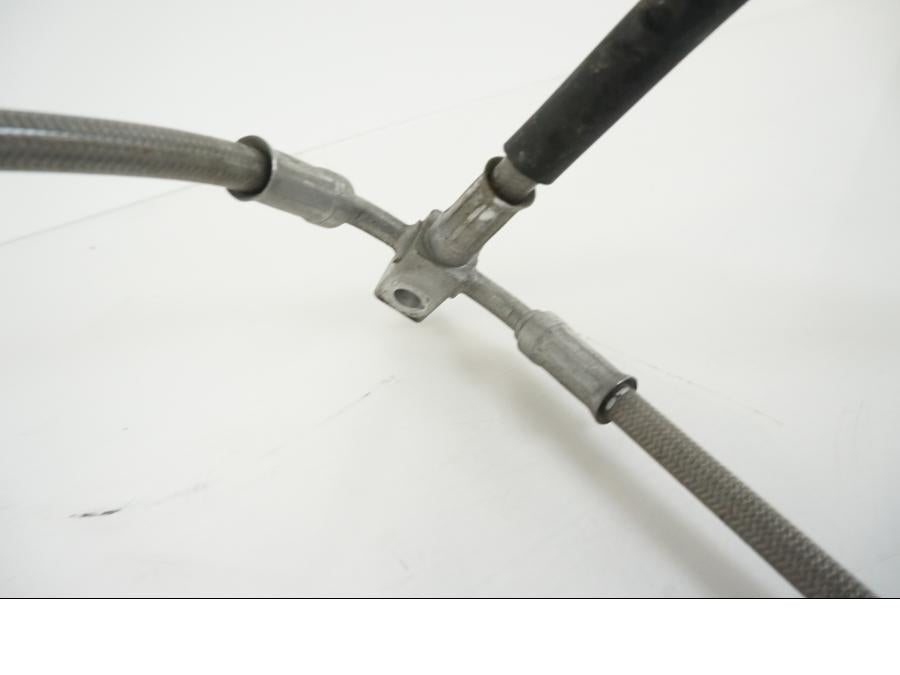 Vänster sida på Bromsledning från en BMW S 1000 R -2019 motorcykel.