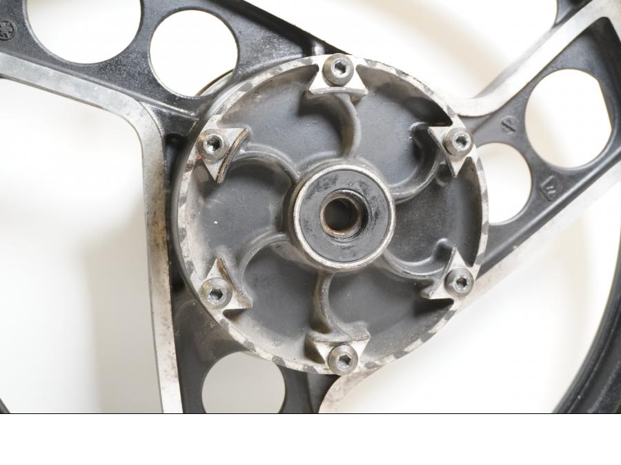 Baksidan på Fälg från en Yamaha XJ 900 -1983 motorcykel.