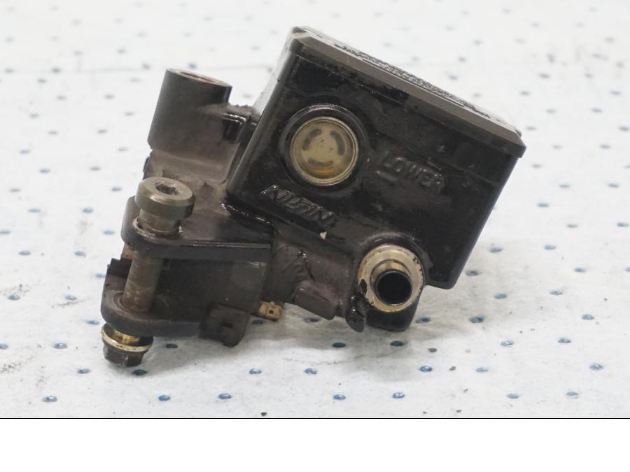 Framsidan på Bromshuvudcylinder från en Triumph Tiger -2001 motorcykel.