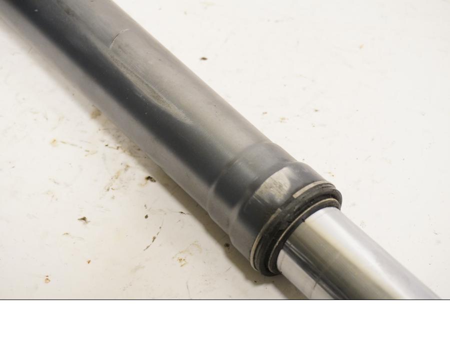 Vänster sida på Gaffelben från en KTM 625 SC SM -2002 motorcykel.