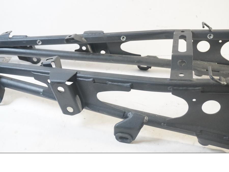 Baksidan på Bakram från en Triumph Sprint GT -2011 motorcykel.