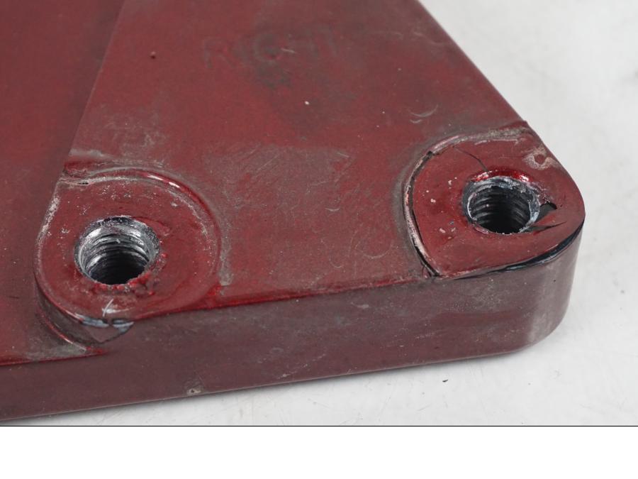 Höger sida på Fotpinnefäste inre från en H-D Softail FXCW Rocker -2008 motorcykel.