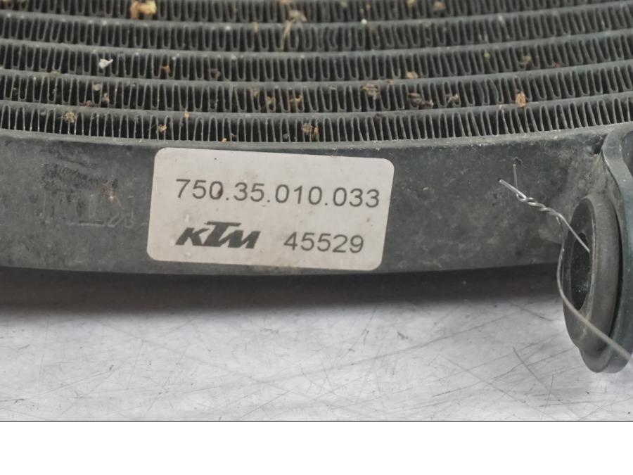 Höger sida på Vattenkyl från en KTM 690 SM R -2009 motorcykel.