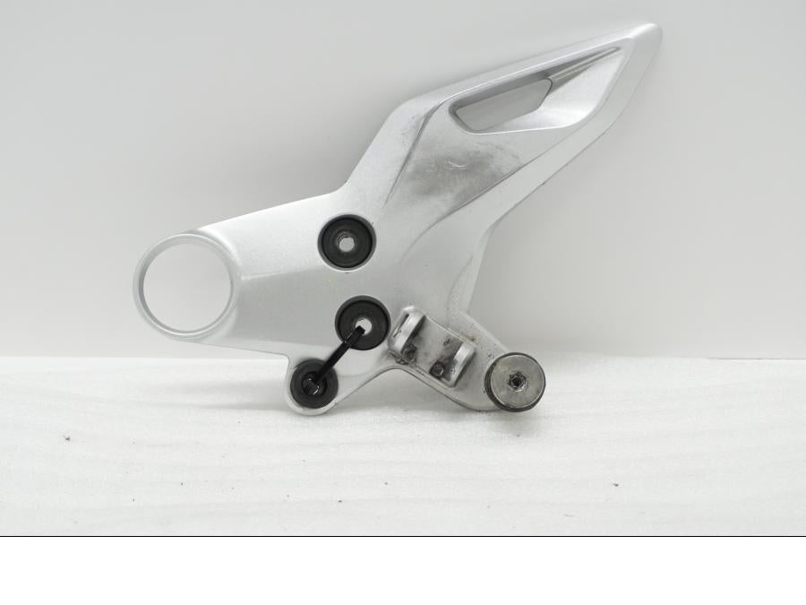 Framsidan på Fotpinnefäste från en Suzuki GSX 1300 BK -2008 motorcykel.