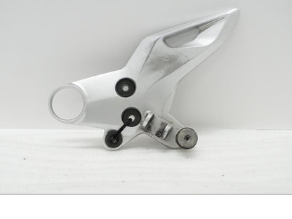 Framsidan på Fotpinnefäste från en Suzuki GSX 1300 BK -2008 motorcykel.