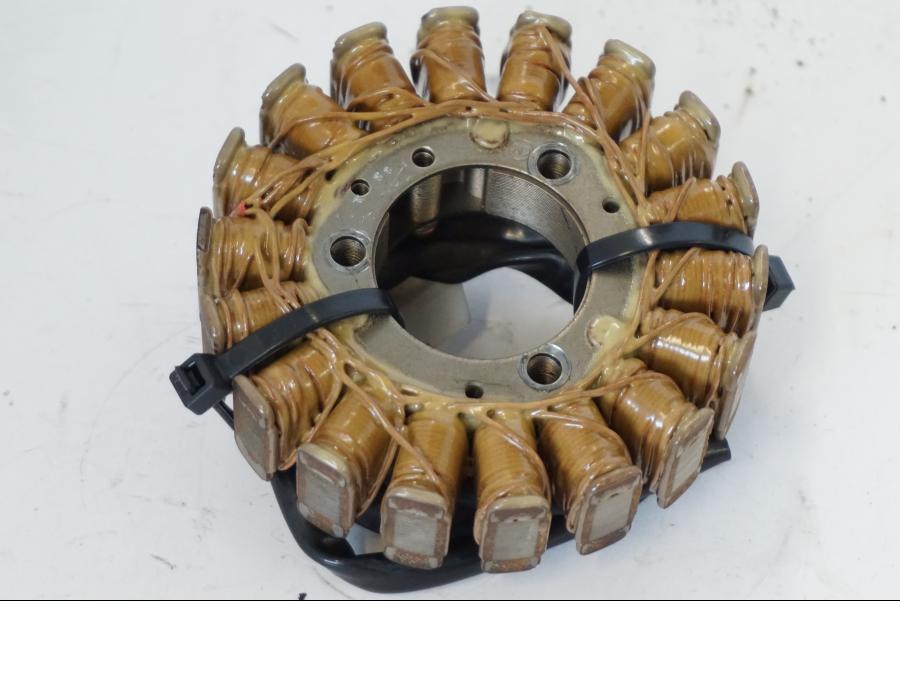 Framsidan på Generator från en Kawasaki ZR-7 -2001 motorcykel.