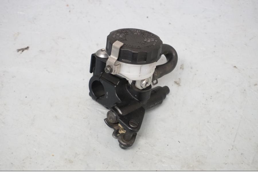 Framsidan på Bromshuvudcylinder från en Triumph Street Twin -2016 motorcykel.