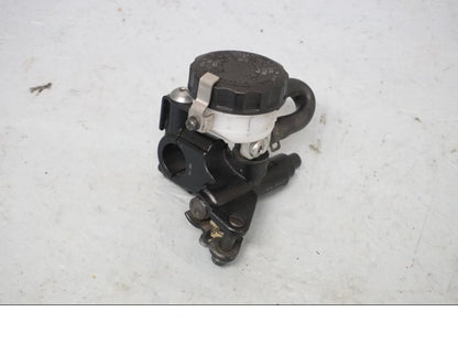 Framsidan på Bromshuvudcylinder från en Triumph Street Twin -2016 motorcykel.