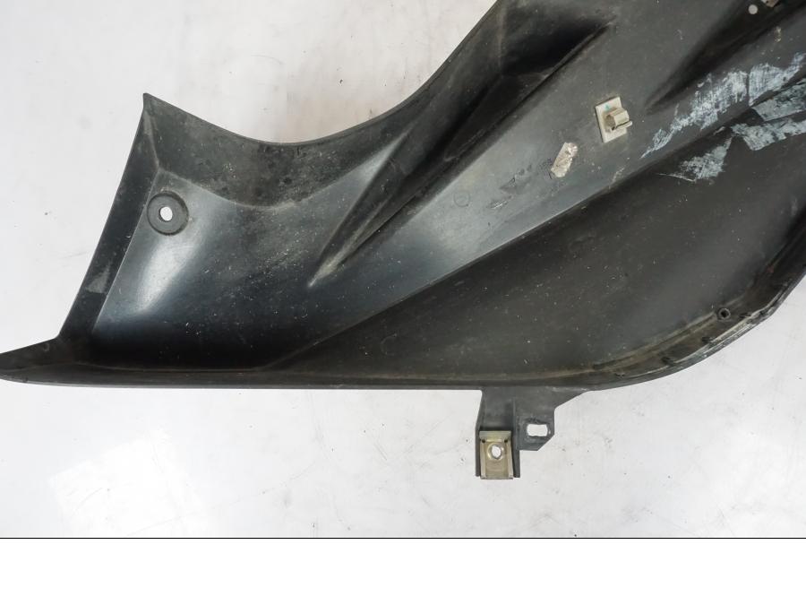 Snett nerifrån på Sidkåpa från en Yamaha YZF-R 125 -2008 motorcykel.