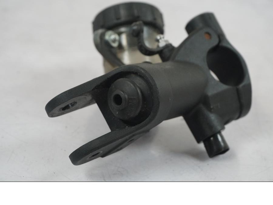 Snett nerifrån på Kopplingshuvudcylinder från en KTM 1290 Super Duke R -2018 motorcykel.