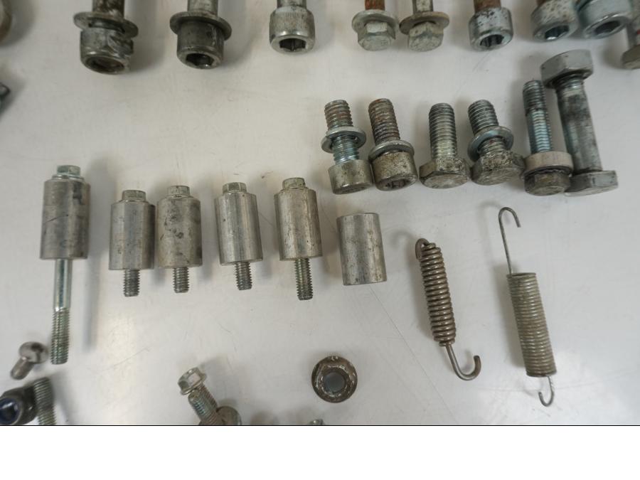 Höger sida på Skruv / Mutter etc från en AJP PR7 -2021 motorcykel.