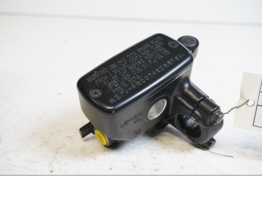 Baksidan på Bromshuvudcylinder från en Honda CBF 1000 -2007 motorcykel.