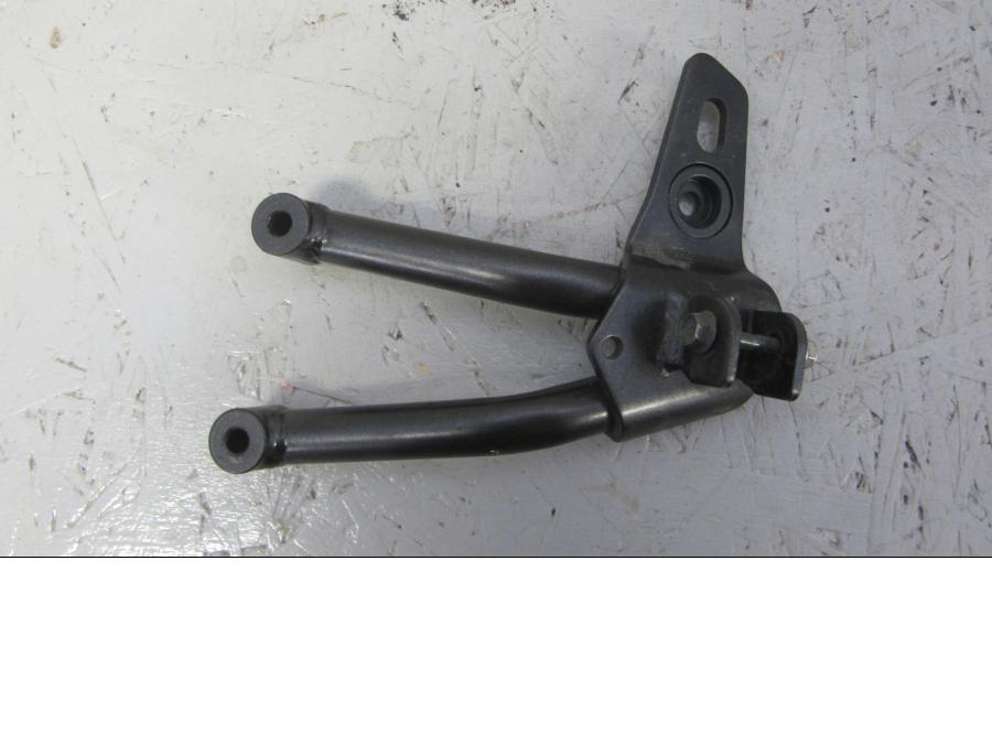 Framsidan på Fotpinnefäste från en Yamaha XT660Z Tenere -2009 motorcykel.