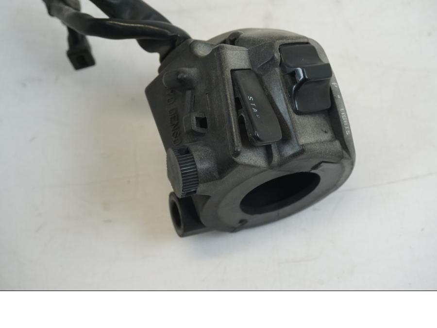 Snett uppifrån på Styrelreglage från en Honda NSR 125 -1991 motorcykel.