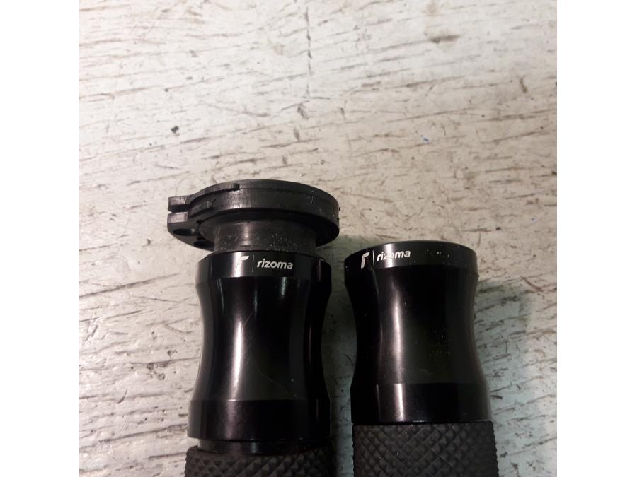 Baksidan på Handtag från en Yamaha YZF R6 -2006 motorcykel.