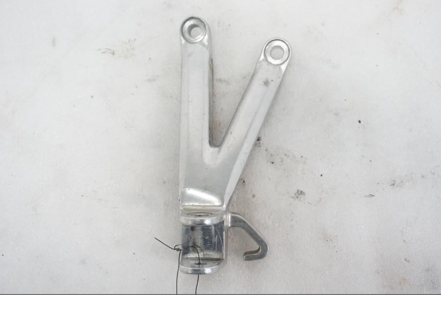 Framsidan på Fotpinnefäste från en Yamaha YZF R6 -1999 motorcykel.