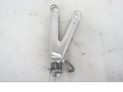 Framsidan på Fotpinnefäste från en Yamaha YZF R6 -1999 motorcykel.