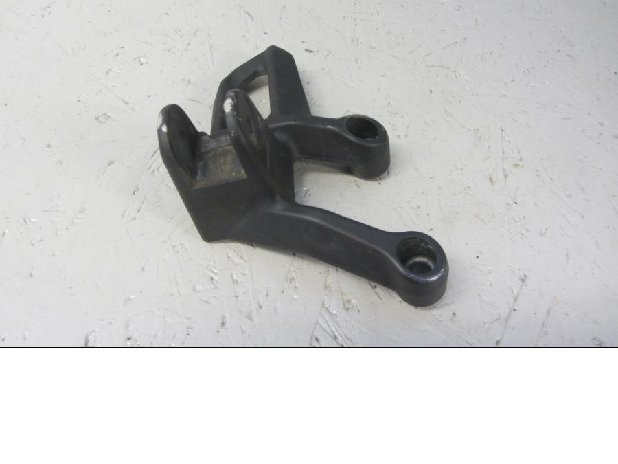 Baksidan på Fotpinnefäste från en KTM 1290 Super Adventure -2018 motorcykel.