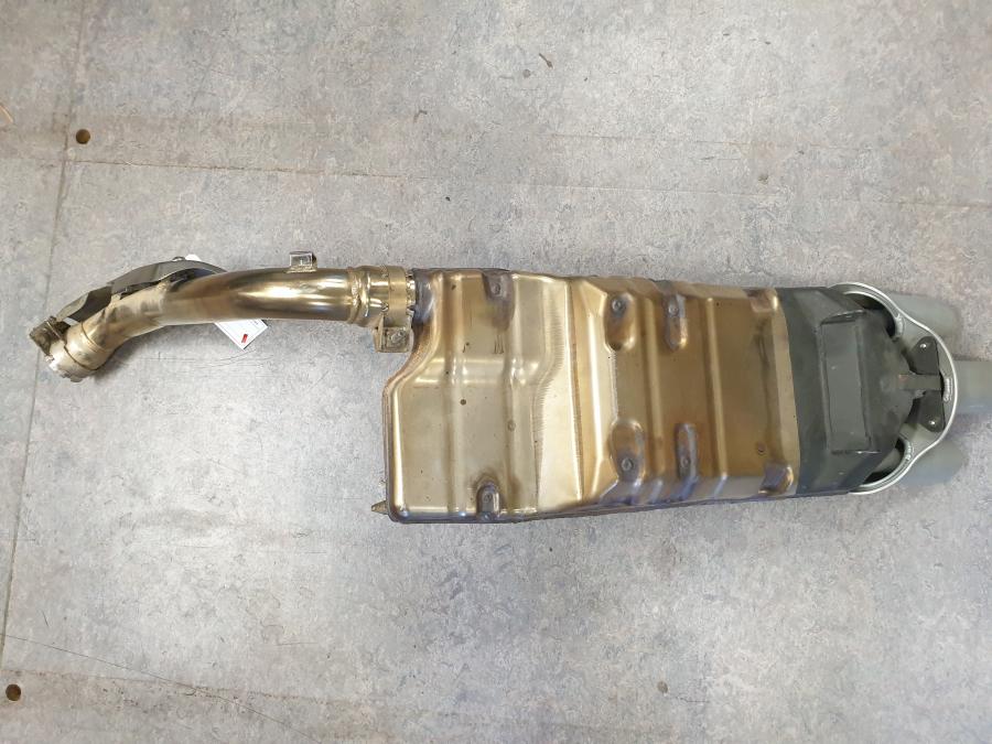 Snett nerifrån på Ljuddämpare från en Triumph Sprint ST -2007 motorcykel.