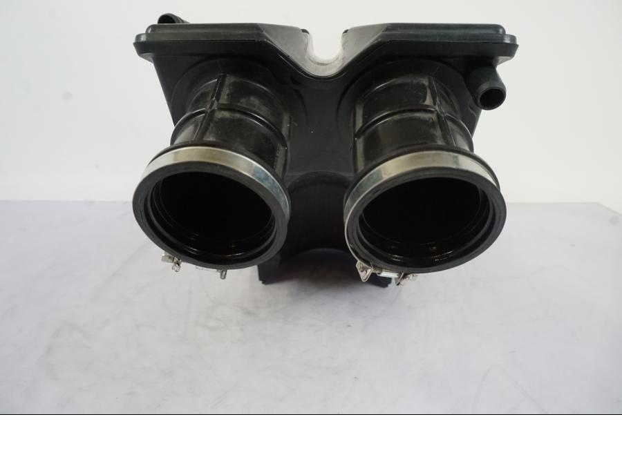 Snett nerifrån på Luftburk från en KTM 790 Duke -2019 motorcykel.