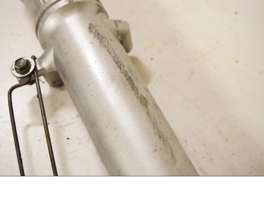 Vänster sida på Gaffelben från en Suzuki DR 800 S -1993 motorcykel.