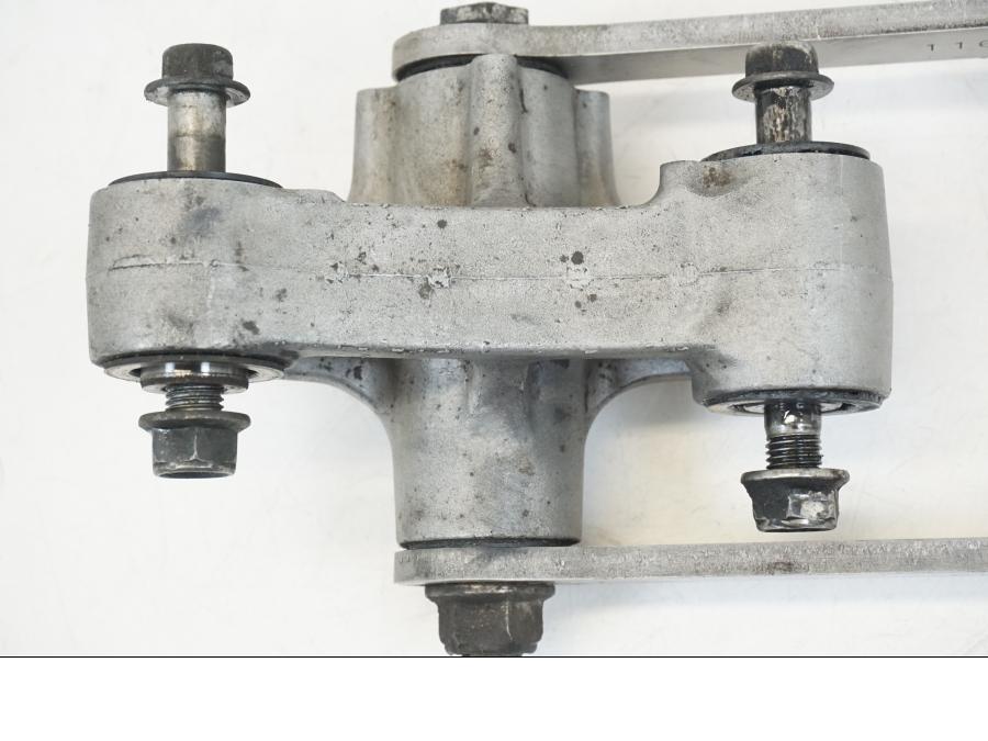 Snett uppifrån på Stötdämparlänkage från en Kawasaki ZX-12R -2000 motorcykel.