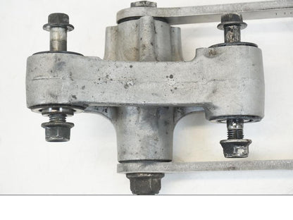 Snett uppifrån på Stötdämparlänkage från en Kawasaki ZX-12R -2000 motorcykel.