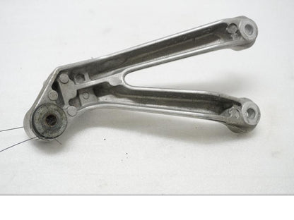 Baksidan på Fotpinnefäste från en Honda CBR 900 RR -1998 motorcykel.