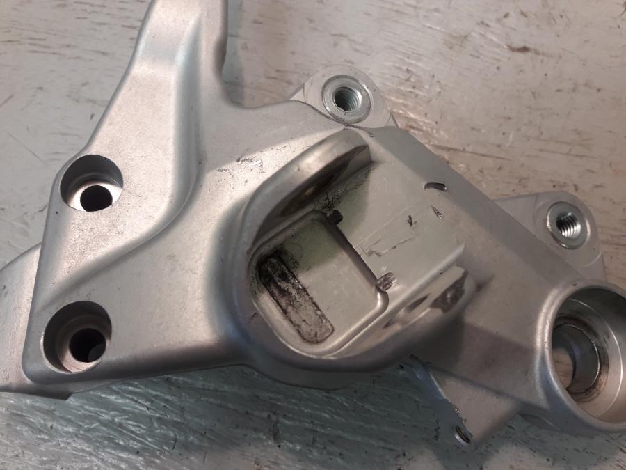 Höger sida på Fotpinnefäste från en KTM 690 SMC -2016 motorcykel.