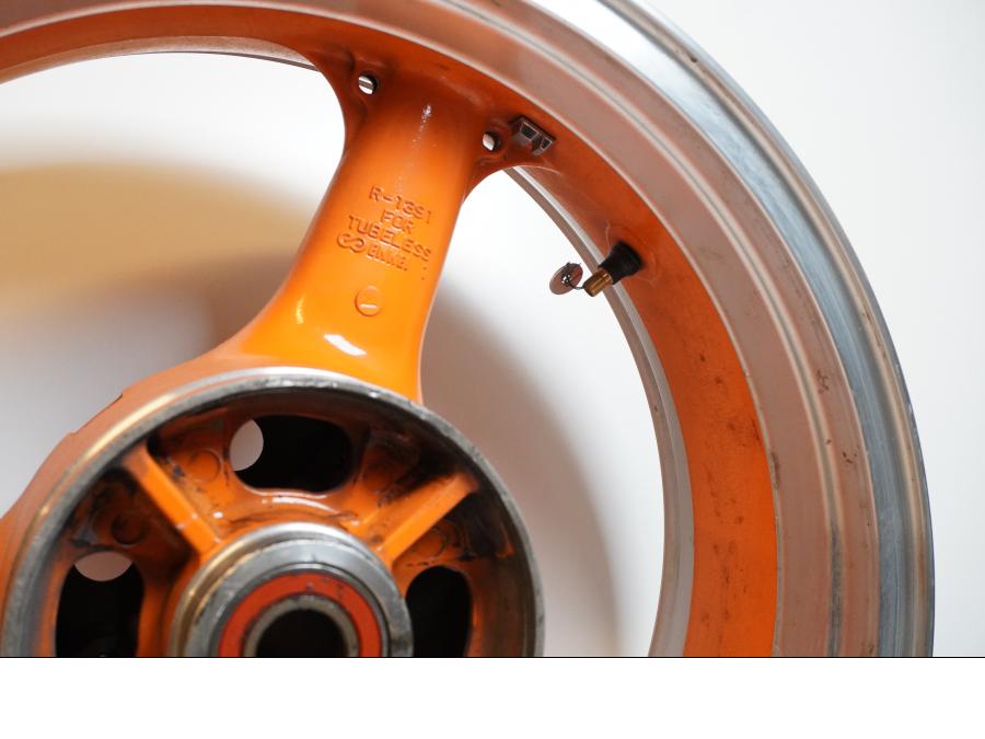 Vänster sida på Fälg från en Kawasaki Z 1000 -2003 motorcykel.