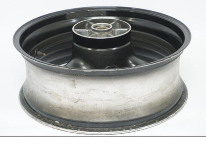 Snett nerifrån på Fälg från en Honda CBR 900 RR -2002 motorcykel.