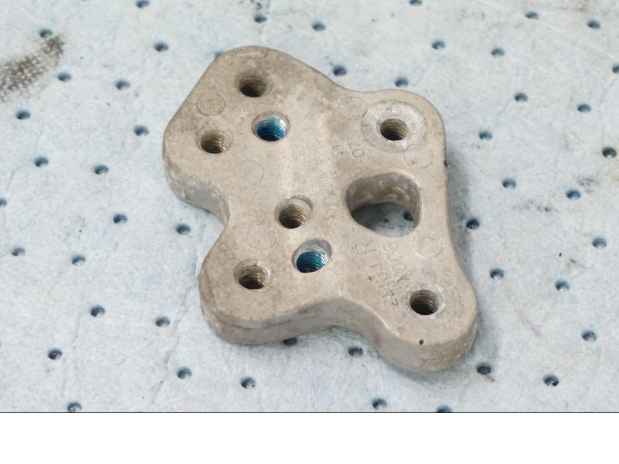 Framsidan på Fotpinnefäste inre från en Suzuki GSX-R 1000 -2008 motorcykel.