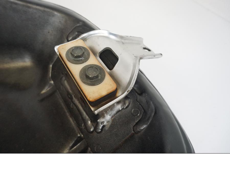 Snett nerifrån på Bensintank från en Yamaha YZF 1000 R1 -2002 motorcykel.