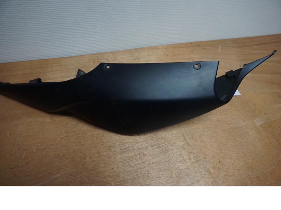 Höger sida på Bakvinge från en Suzuki GSX-R 1000 -2008 motorcykel.